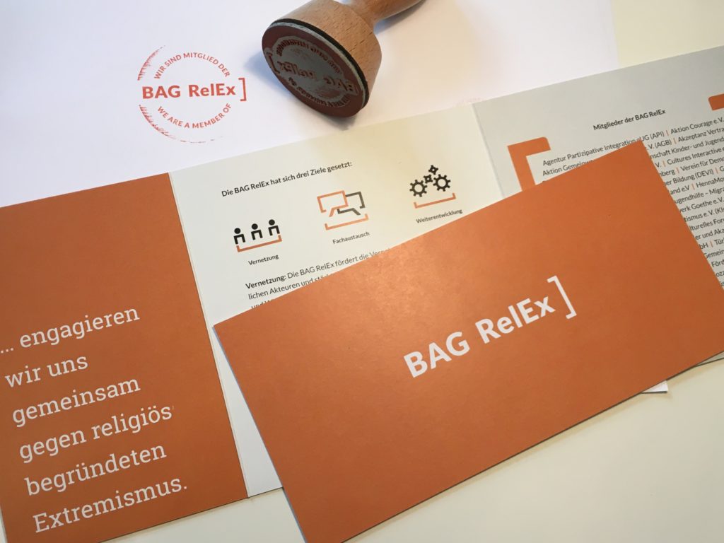 Flyer der BAG RelEx und Stempel der Mitgliederorganisationen